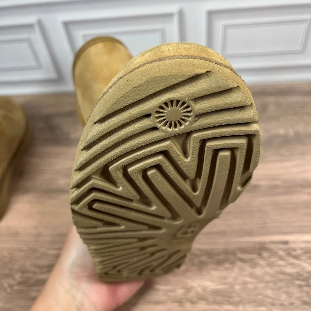 UGG Classic Short II Boots Kids Chestnut Sheepskin Suede 1019622 Size 2